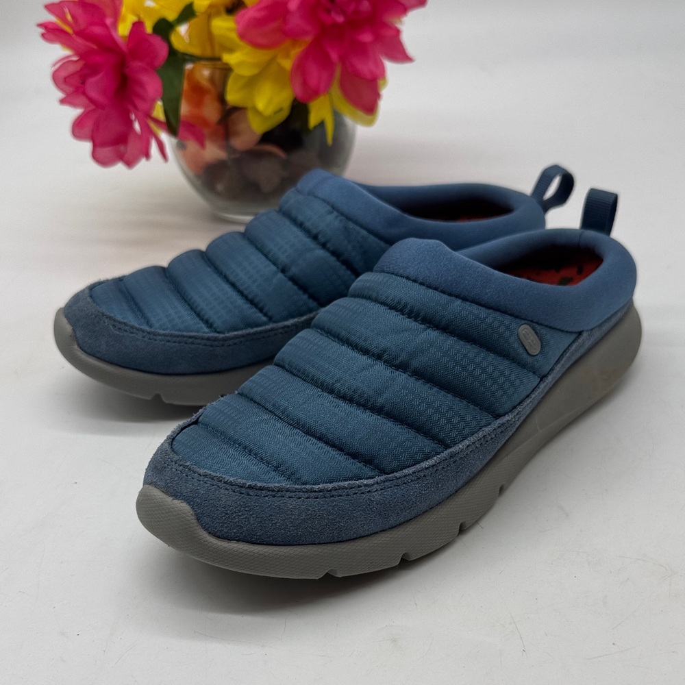 REVITALIGN Slip-On Shoe with Red and Navy Patterned Insole Size 6.5 CM9521D